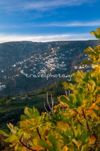 Η Μακρινίτσα, στα αριστερά της φωτογραφίας, από την Πορταριά.