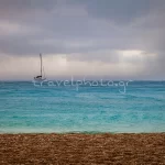 Ιστιοπλοικό στη παραλία Πορτο Κατσίκι στη Λευκάδα καταιγίδα