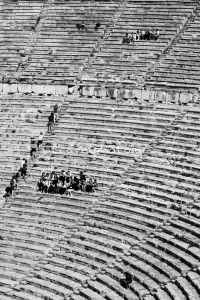 θεατές στο αρχαίο θέατρο Επίδαυρος
