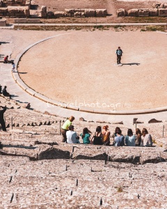 Διδασκαλία στο μεγάλο αρχαίο θέατρο Επιδαύρου