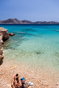 Παραλία και γαλαζοπράσινα νερά στα Κουφονήσια