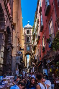 Περπατώντας στα στενά δρομάκια της Νάπολης