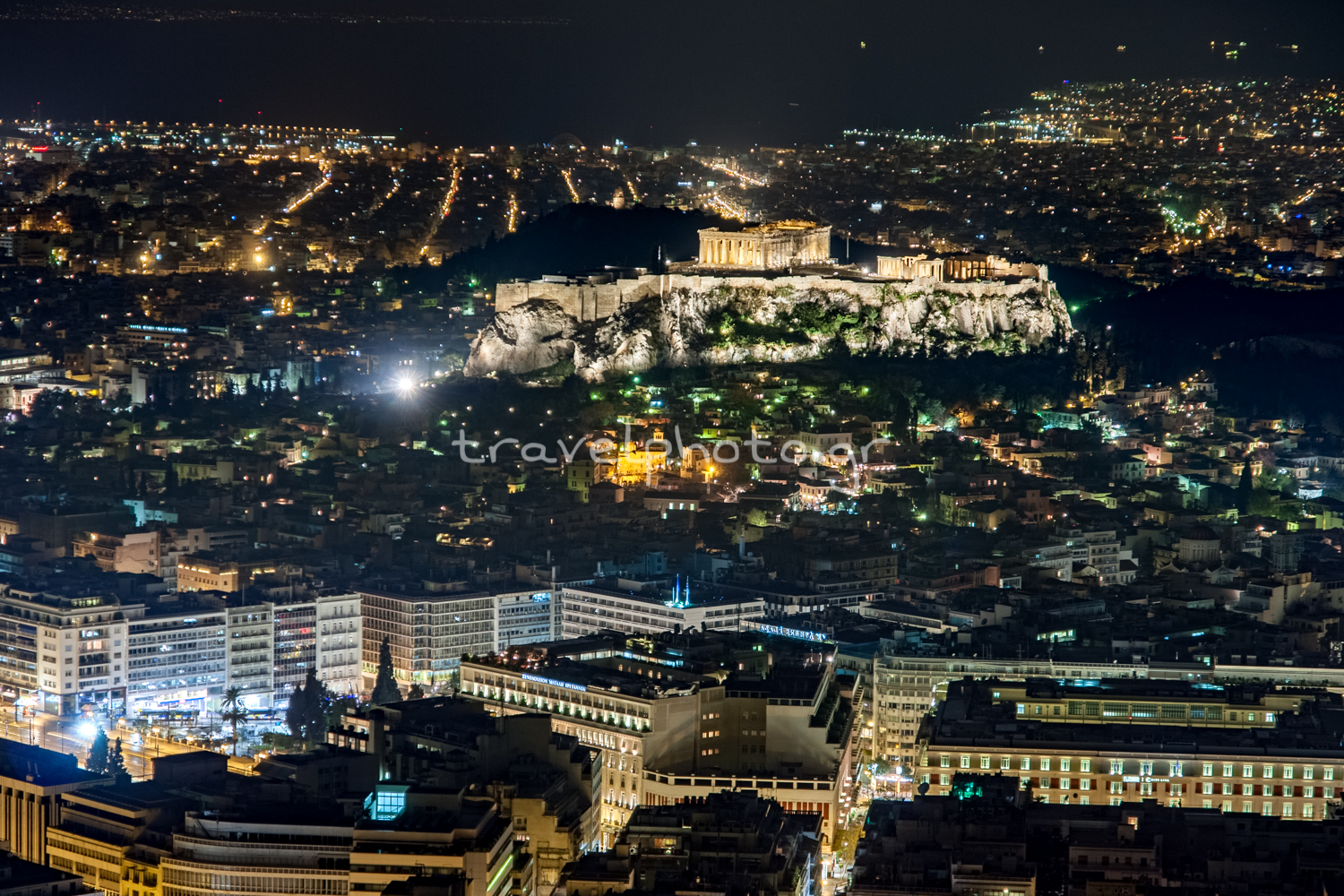 Νυχτερινή άποψη της Ακρόπολης των Αθηνών και του Παρθενώνα από τον λόφο του Λυκαβηττού