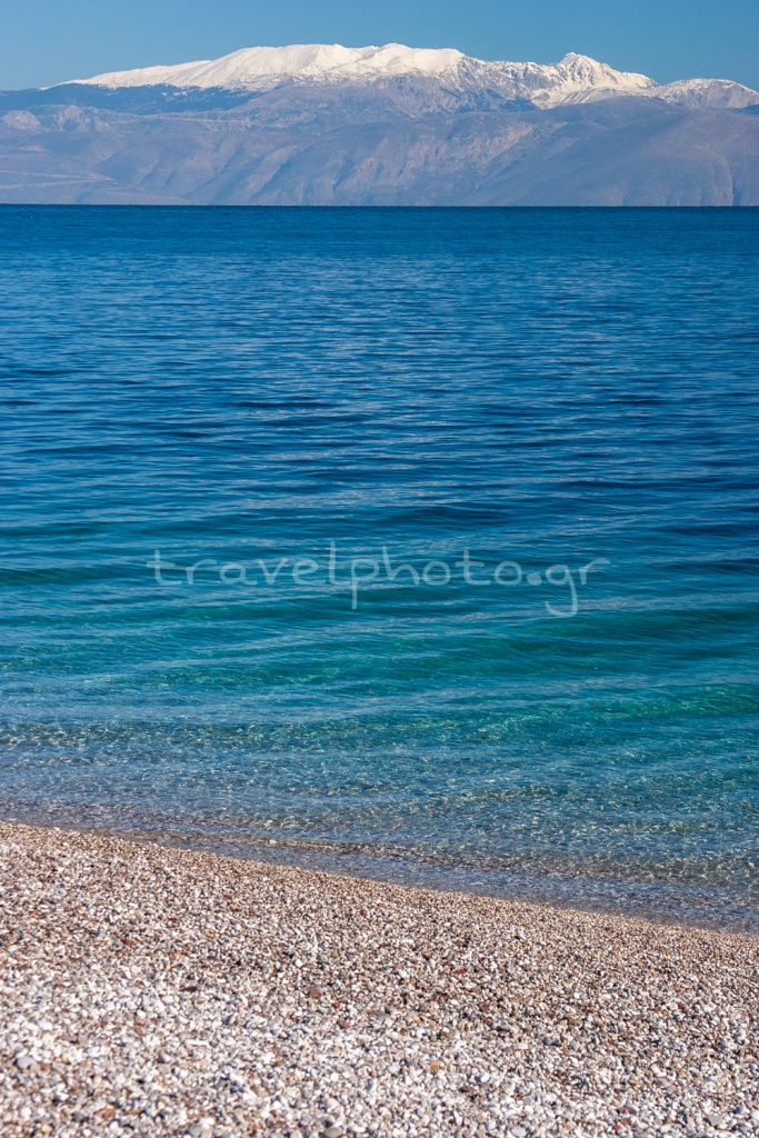 Na praia de Akrata, vista do Golfo de Corinto e das montanhas de Sterea