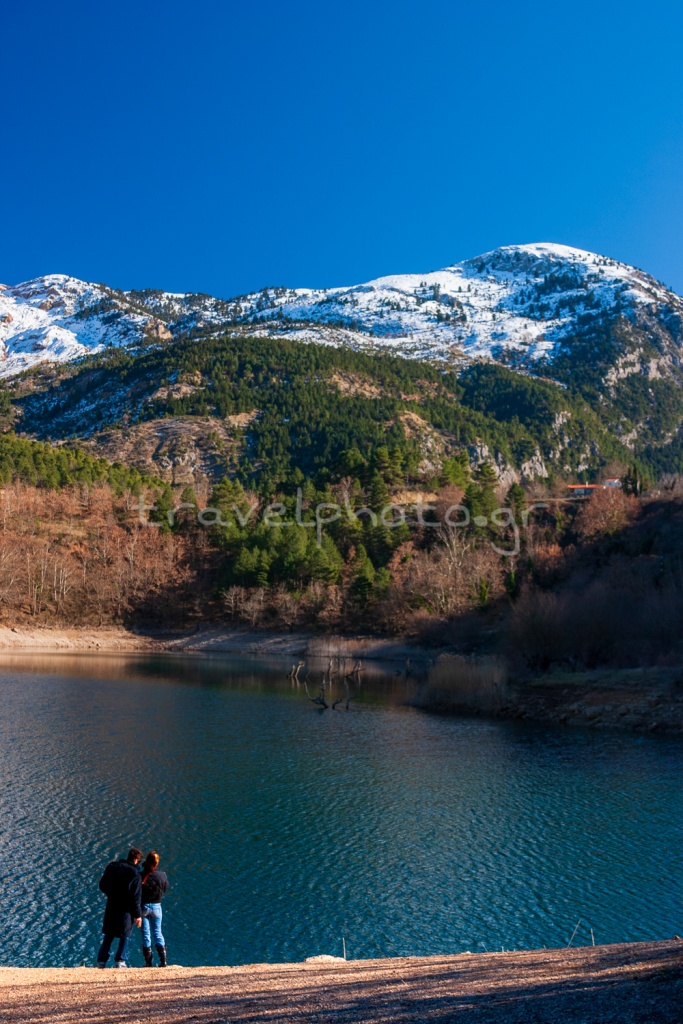 No belo lago Tsivlou na prefeitura de Achaia