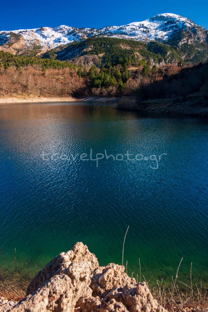 In het prachtige meer Tsivlou, prefectuur Achaia