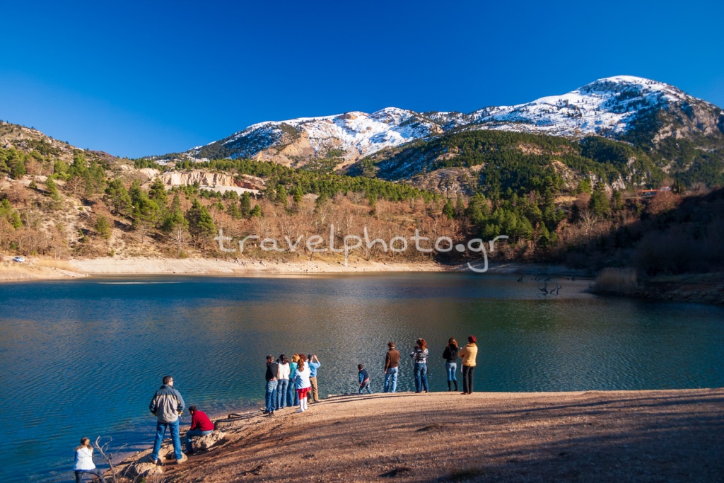 No belo lago Tsivlou, prefeitura da Acaia