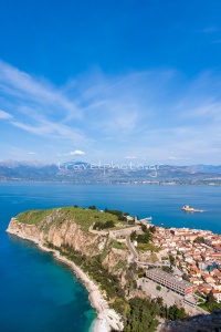 Η θέα στην παλιά πόλη Ναυπλίου και το Μπούρτζι από το Παλαμήδι.