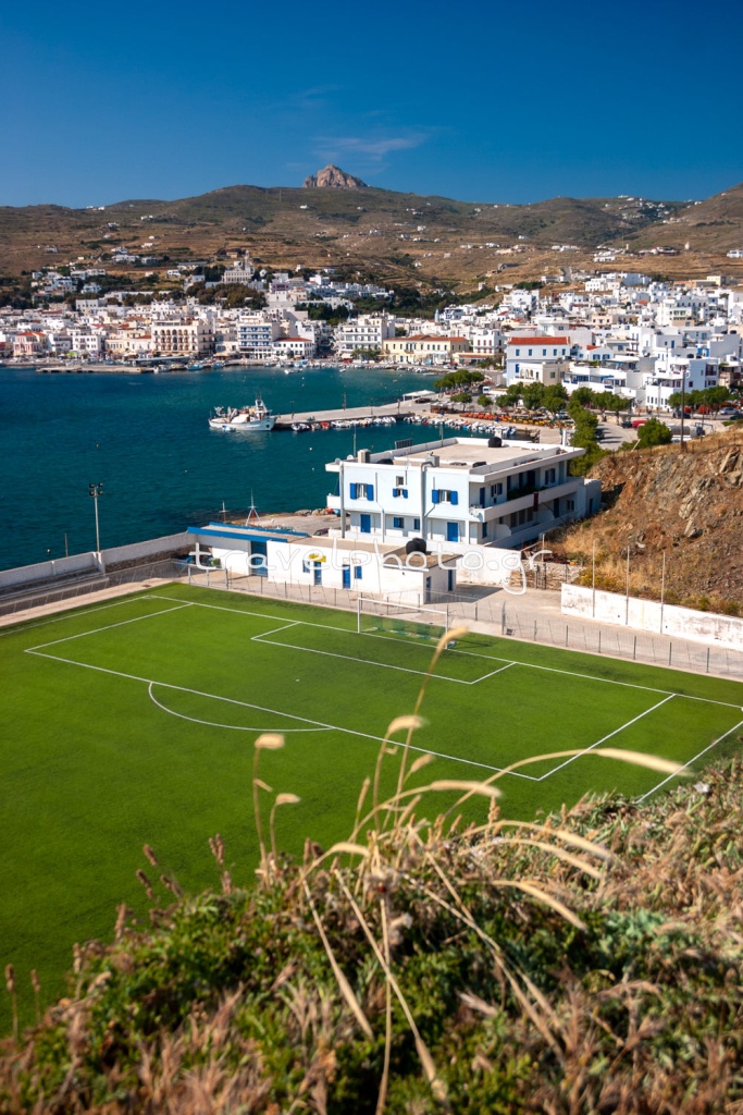 Το γήπεδο της Τήνου και η Χώρα με τον επιβλητικό λόφο Εξώμβουργο στο παρασκήνιο