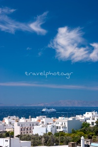 Στη Χώρα και λιμάνι της Τήνου, άφιξη πλοίου