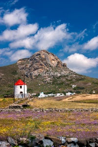 Ο επιβλητικός λόφος Εξώμβουργο και το χωριό Ξινάρα