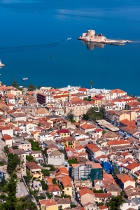 Η θέα στην παλιά πόλη Ναυπλίου και το Μπούρτζι από το Παλαμήδι.