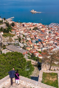 Η θέα στην παλιά πόλη Ναυπλίου και το Μπούρτζι από το Παλαμήδι.