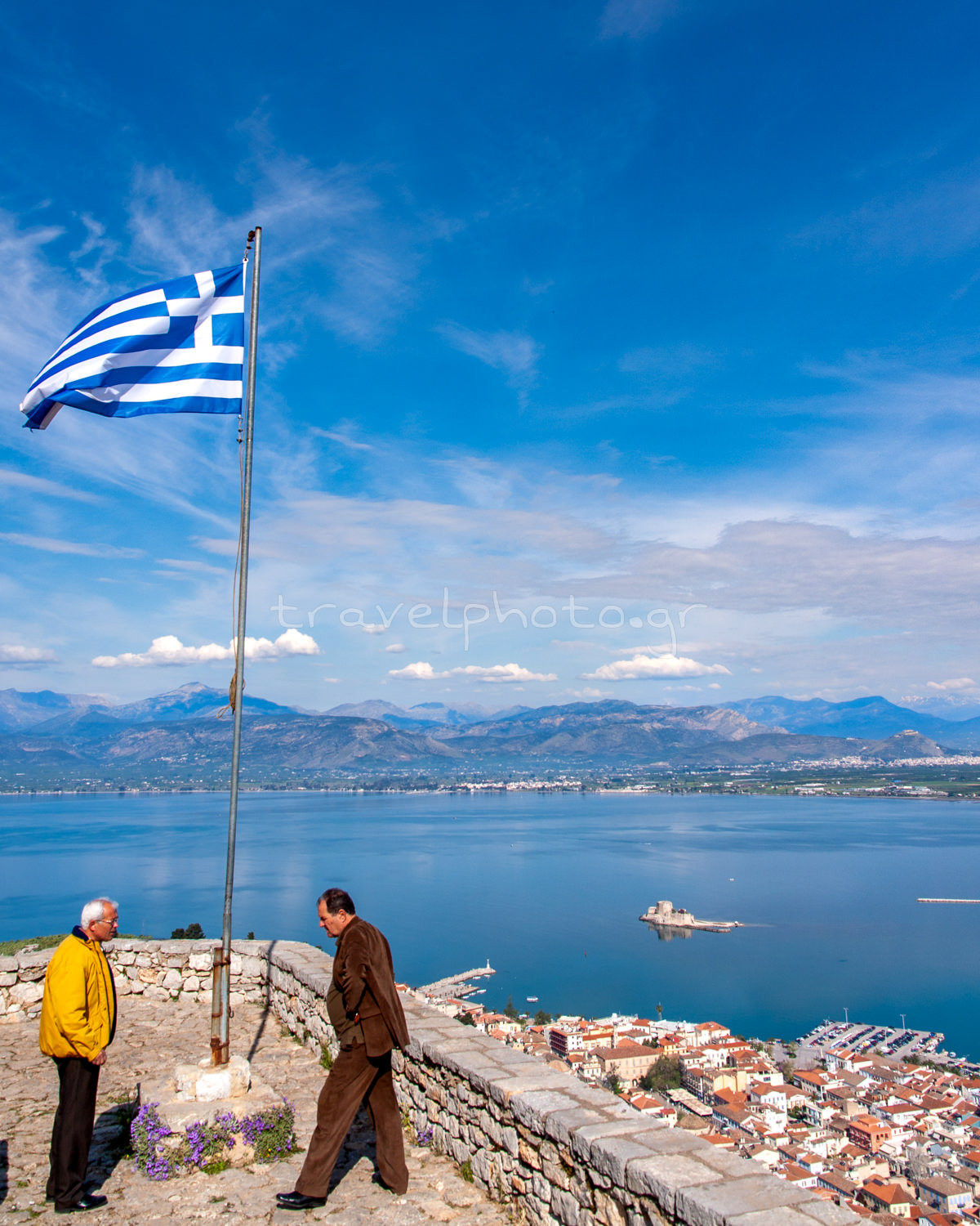 Η ελληνική σημαία κυματίζει στο κάστρο Παλαμήδι στο Ναύπλιο