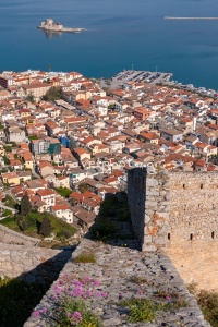 Η θέα στην παλιά πόλη Ναυπλίου και το Μπούρτζι από το Παλαμήδι.