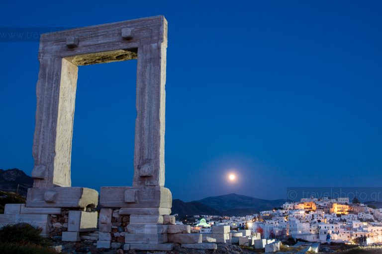 Lua cheia em Naxos com vista para Portara e Chora