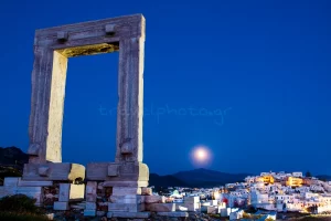 Πανσέληνος στη Νάξο με θέα τη Πορτάρα και τη Χώρα