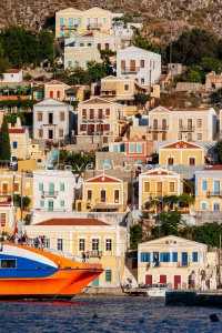 Arrivée du navire au village de Gialos à Symi.