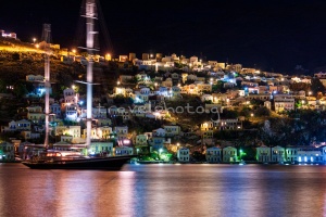 Verre de porto de Symi en soirée