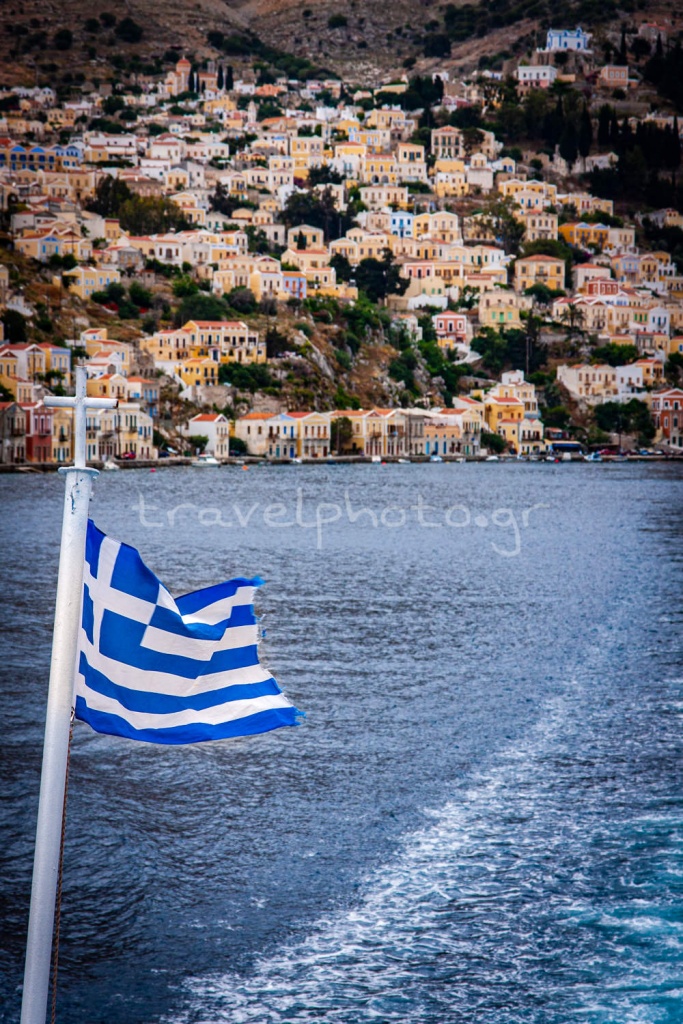 Λιμάνι Σύμης και Ελληνική σημαία αναχώρηση