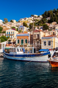 Grand bateau à Gialos (Symi)