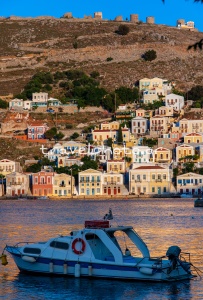 Vieux moulins à vent au-dessus du port de Symi