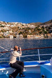 Touriste sur le bateau à voile, retour à Symi