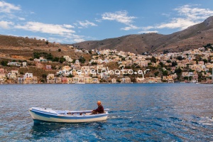 Petit bateau de pêche dans le port de Symi