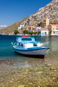 Bateau de pêche dans le port de Pedi à Symi