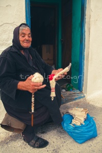 Γιαγιά που φτιάχνει και πουλάει χειροποίητες μάλλινες κάλτσες στην Αστυπάλαια