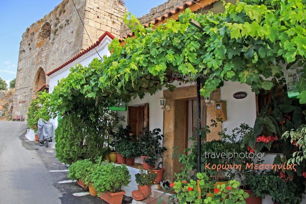 Κορώνη και μεσαιωνικό κάστρο