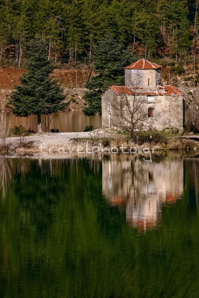 Το εκκλησάκι της λίμνης Δόξας, νομός Κορινθίας