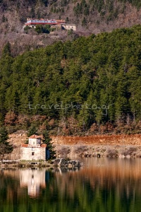 Λίμνη Δόξα στο νομό Κορινθίας μοναστήρι