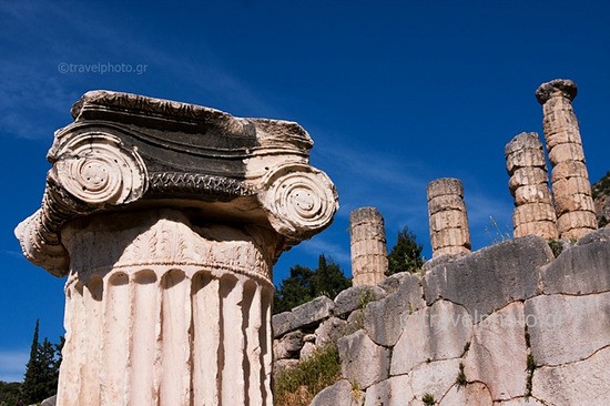 Δελφοί, Ιωνικό κιονόκρανο και ναός του Απόλλωνα