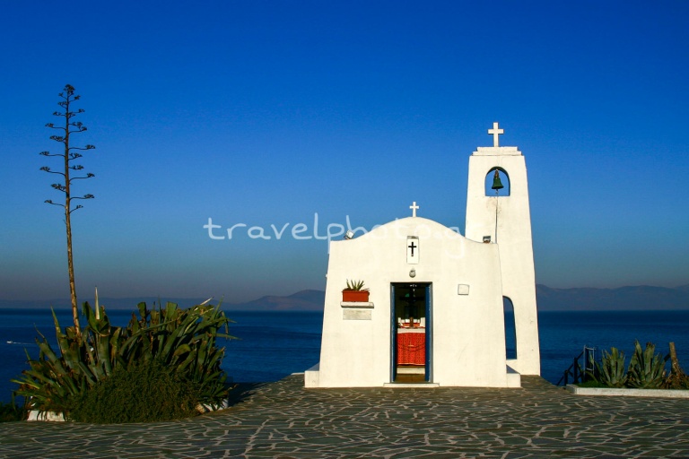 De kerk van Agios Nikolaos in Rafina, Attica met uitzicht op de zuidelijke Evia