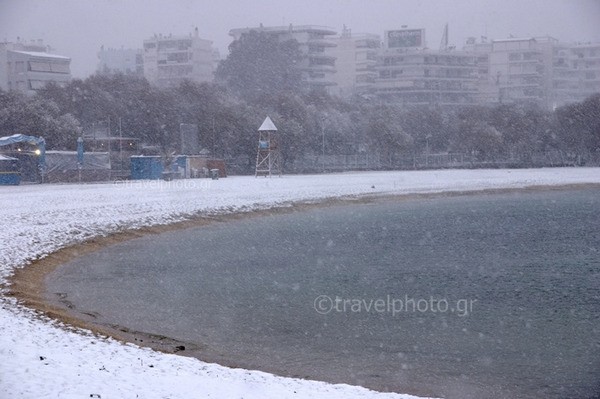 Besneeuwd strand van Alimos, Athene
