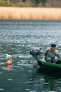 Ψαράς στη λίμνη των Ιωαννίνων και το νησάκι της Κυρα Φροσύνης