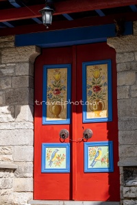 Πανέμορφη ζωγραφιστή πόρτα στο Δίλοφο, Ζαγοροχώρια
