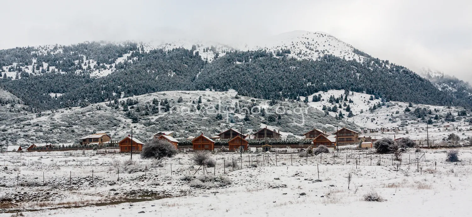 Arahova village Μερική άποψη του χιονισμένου οικισμού Λιβάδι Αράχωβας στο οροπέδιο προς το χιονοδρομικό κέντρο του αρνασσού