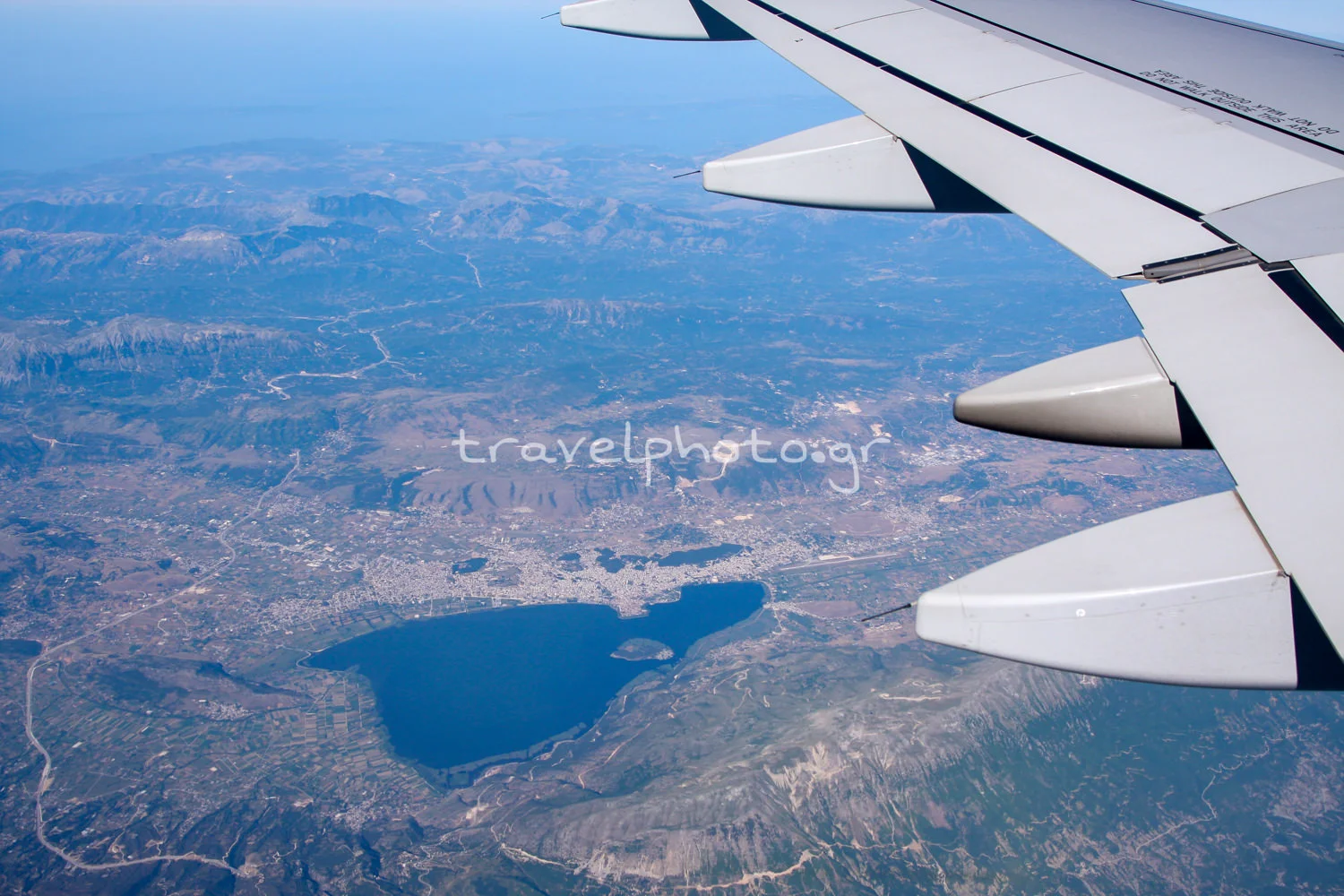 Η λίμνη των Ιωαννίνων όπως φαίνεται από το αεροπλάνο.