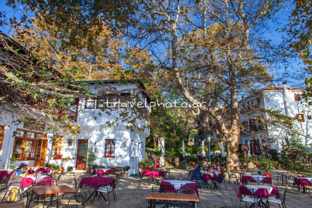 Der zentrale Platz Melina Mercouri in Portaria auf Pelion