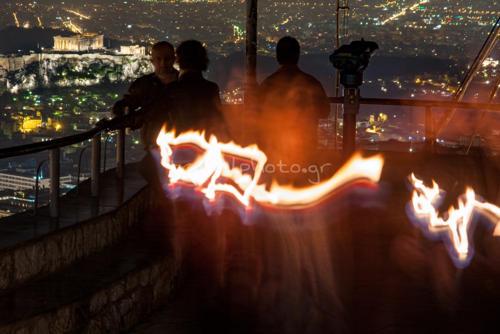 Βράδυ Μεγάλου Σαββάτου στο λόφο του Λυκαβηττού.