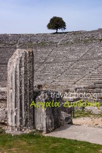 O impressionante antigo teatro de Dodoni