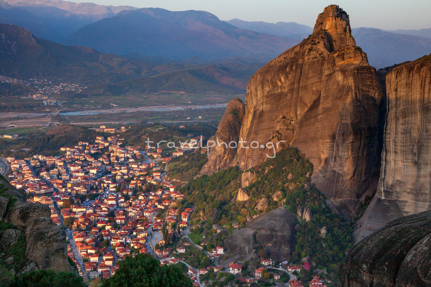 meteora-kalampaka-kalabaka Οι επιβλητικοί βράχοι των Μετεώρων κρέμονται κυριολεκτικά πάνω απο την Καλαμπάκα