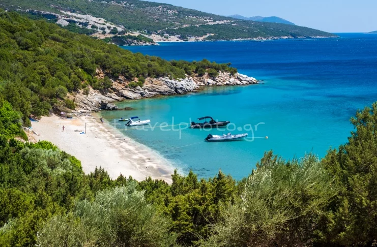 Η παραλία Τριανταφυλλένια στη νότια Εύβοια, κοντά στο Μαρμάρι, μετά την παραλία του Φυγιά.