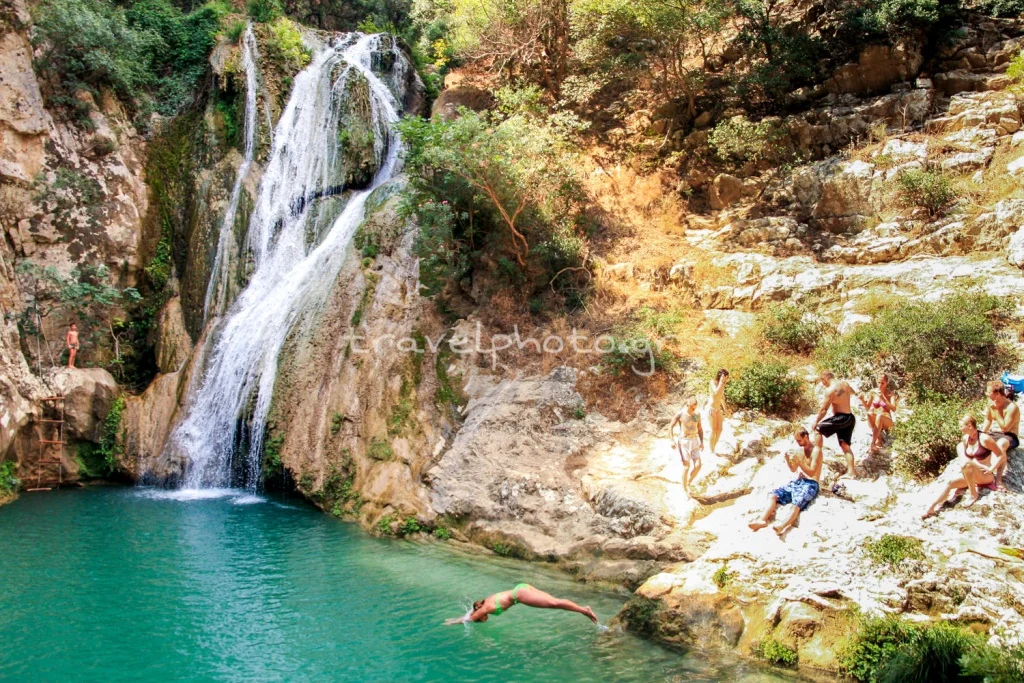 Βουτώντας στα κρύα νερά στο Πολυλίμνιο Μεσσηνίας - Λίμνη Κάδη.