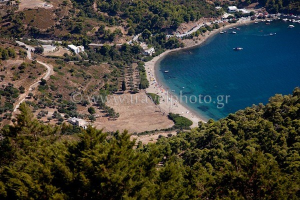 Praia de Pefkos na costa oeste de Skyros