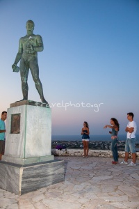 Σκύρος Χώρα, μνημείο ποιητή Μπρουκ