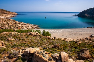 Η παραλία Λιβάδα στη Τήνο