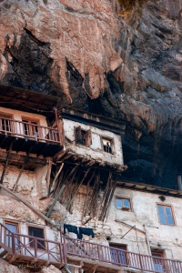 Le monastère de Timios Prodromos dans la gorge de Lucius